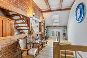 a living room with a brick wall and a table and chairs at Kleine Ferienwohnung mit Garten in Klosterheide