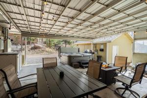 Et opholdsområde på Mountain Villa Scenic Views Hot Tub & Fire Pit