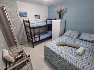 イタマラカーにあるPousada fbi - Flat Beach Itamaracáのベッドと机のある小さな寝室 +69枚の写真