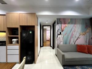 salon z kanapą i kuchnią w obiekcie 2 Bed Casa Grande Mall Kota Kasablanka, view Swimming Pool By Travelibu w Dżakarcie