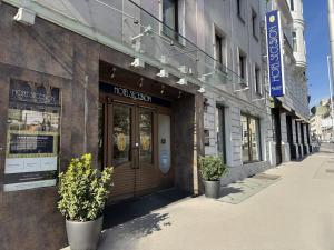 un negozio con due piante in vaso davanti di Hotel Secession an der Oper a Vienna