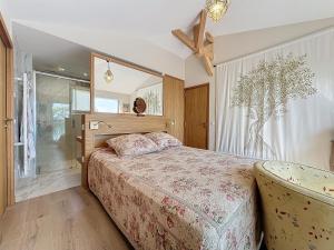 a bedroom with a bed and a window at Saint Clair, la plage à pied in Le Lavandou