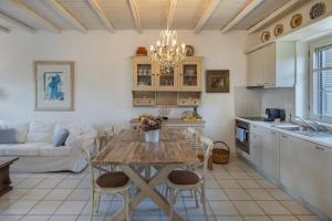 een keuken en woonkamer met een tafel en een bank bij Coral Pearl in Isterni