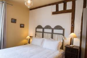 Postel nebo postele na pokoji v ubytování Maison de Mézos