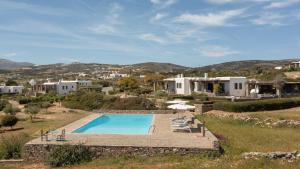 een villa met een zwembad en een huis bij Coral Pearl in Isterni