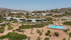 een luchtfoto van een huis met een zwembad bij Coral Pearl in Isterni