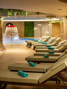 - une rangée de chaises longues dans une salle avec une fontaine dans l'établissement ZLATIBORSKI best view, à Zlatibor