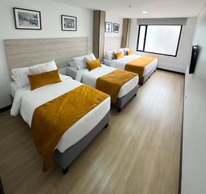 Postel nebo postele na pokoji v ubytování Hotel WLH Gold Bogota