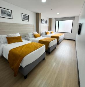 Postel nebo postele na pokoji v ubytování Hotel WLH Gold Bogota