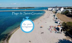 eine Luftansicht eines Strandes mit Menschen darauf in der Unterkunft St-Goustan à tribord - Les Gîtes de la Côte d'Amour in Le Croisic