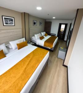 Postel nebo postele na pokoji v ubytování Hotel WLH Gold Bogota
