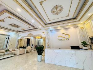 a lobby with a reception desk and a ceiling at Dream KV HOTEL in Bắc Ninh