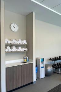a room with a clock on the wall and a counter at Fairfield by Marriott San Jose Airport Alajuela in Alajuela City