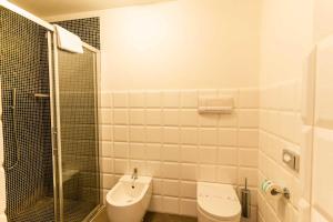 W łazience znajduje się toaleta, umywalka i prysznic. w obiekcie Le Magnolie Hotel w mieście Modica +19 zdjęć