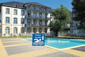 ein Gebäude mit einem Schild vor einem Pool in der Unterkunft St-Goustan à tribord - Les Gîtes de la Côte d'Amour in Le Croisic