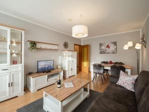 ein Wohnzimmer mit Couch und Tisch in der Unterkunft Ferienwohnanlage Oberaudorf E3 mit Hallenbad und Sauna in Oberaudorf