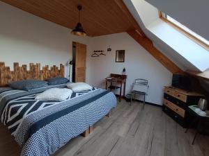 Postel nebo postele na pokoji v ubytování Au pied de la colline