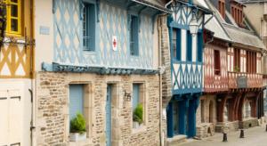 a group of blue and white buildings on a street at Ombre et Oust in Josselin