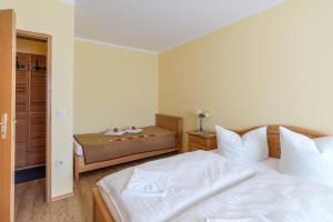 Postel nebo postele na pokoji v ubytování Ferienwohnanlage Oberaudorf E5 mit Hallenbad und Sauna + 16 fotografií