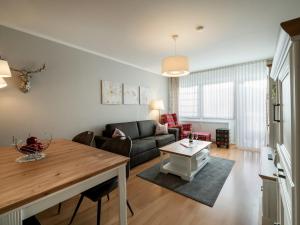 ein Wohnzimmer mit Couch und Tisch in der Unterkunft Ferienwohnanlage Oberaudorf E3 mit Hallenbad und Sauna in Oberaudorf