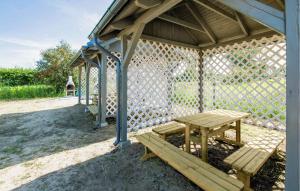 gazebo in legno con tavolo da picnic di Stunning Home In Krynica Morska With Wifi a Krynica Morska