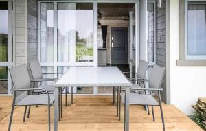 un tavolo bianco e sedie su un portico di Stunning Home In Krynica Morska With Wifi a Krynica Morska Altre 5 foto