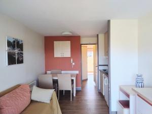 un salon avec un canapé et une table dans une pièce dans l'établissement Heart of Holiday Village, near beach, WIFI, Parking, à Saint-Raphaël