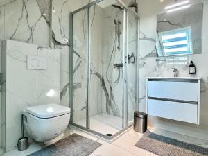 Kamar mandi di Aparthotel Odeon I Self Check In