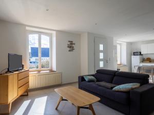 una sala de estar con un sofá y una mesa en Ti Ma Zud, en Pleumeur-Bodou