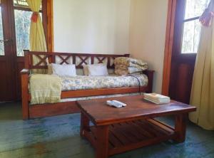 ein Wohnzimmer mit einer Couch und einem Couchtisch in der Unterkunft Ramallo Lote 58 Estancia Estrella Federal in Ramallo + 37 Fotos