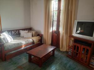 ein Wohnzimmer mit Sofa und Fernseher in der Unterkunft Ramallo Lote 58 Estancia Estrella Federal in Ramallo