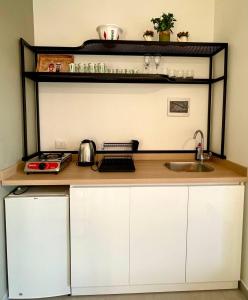 una cucina con piano di lavoro e lavandino di Mit Warde Cabin a Batroûn