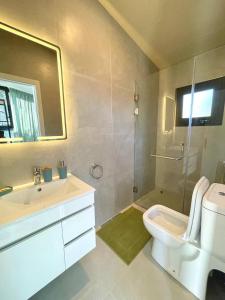 une salle de bains avec lavabo, toilettes et douche dans l'établissement Mit Warde Cabin, à Batroun