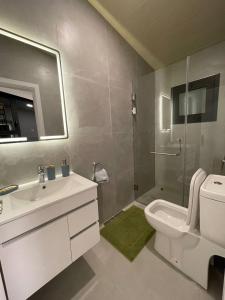 un bagno con wc, lavandino e doccia di Mit Warde Cabin a Batroûn