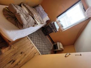 a small room with a bed and a window at CasaNancy in Panguipulli