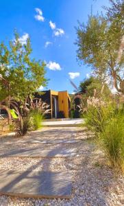una casa con un edificio giallo sullo sfondo di Mit Warde Cabin a Batroûn Altre 19 foto