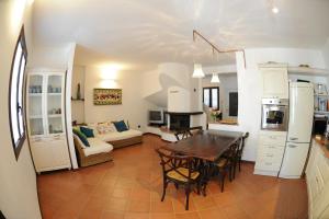 a kitchen and living room with a table and chairs at casa da Anita in Fluminimaggiore