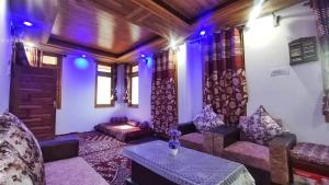 Posezení v ubytování Mountain Bliss - 2BHK Apartment