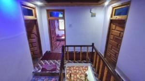 Postel nebo postele na pokoji v ubytování Mountain Bliss - 2BHK Apartment