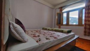 Postel nebo postele na pokoji v ubytování Mountain Bliss - 2BHK Apartment