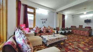 Posezení v ubytování Mountain Bliss - 2BHK Apartment