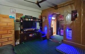 TV a/nebo společenská místnost v ubytování Mountain Bliss - 2BHK Apartment