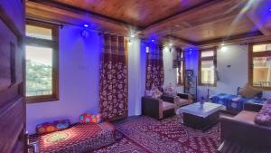 Posezení v ubytování Mountain Bliss - 2BHK Apartment