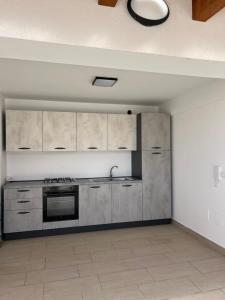 eine Küche mit Edelstahlschränken und einem Herd in der Unterkunft Appartamenti Via Meli in Balestrate