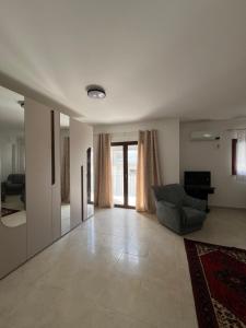 ein Wohnzimmer mit Sofa und Fernseher in der Unterkunft Appartamenti Via Meli in Balestrate