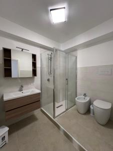 ein Badezimmer mit Dusche, Toilette und Waschbecken in der Unterkunft Appartamenti Via Meli in Balestrate + 88 Fotos