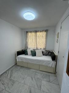 een slaapkamer met een groot bed en een raam bij Iberia Apartment in Benidorm