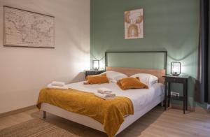 a bedroom with a bed with towels on it at L'indus - Centre - Proche gare in Saverne