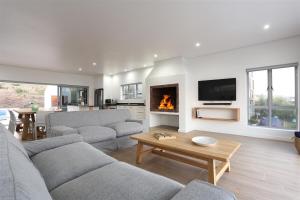 TV a/nebo společenská místnost v ubytování Kraaines Beach House