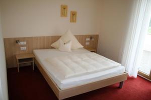 Un pat sau paturi într-o cameră la Landhotel Winter